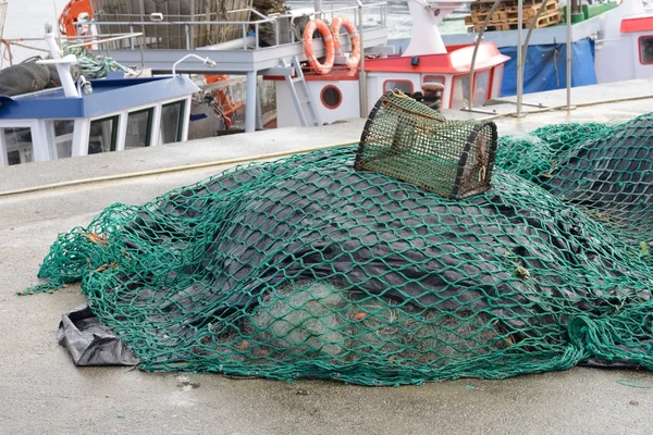 Fartyget trål torkning på bryggan — Stockfoto