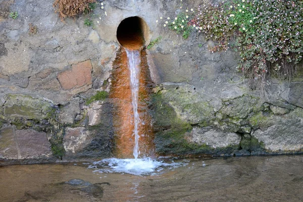 Drenaje de aguas residuales en un río —  Fotos de Stock