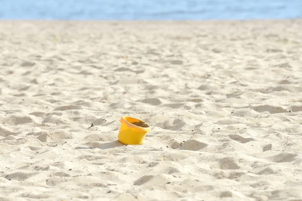 Wiadro Baby na plaży — Zdjęcie stockowe