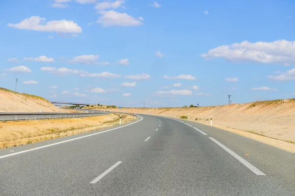 Estrada contra o céu — Fotografia de Stock