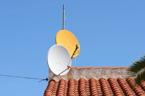 Çatıdaki uydu anteni. — Stok fotoğraf