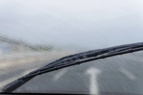 Limpiaparabrisas en el parabrisas del coche bajo la lluvia —  Fotos de Stock