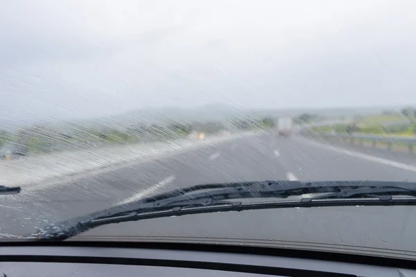 Двірники на лобовому склі автомобіля під дощем — стокове фото