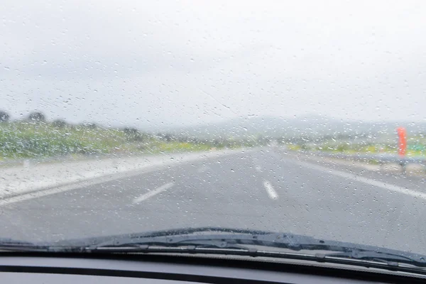Двірники на лобовому склі автомобіля під дощем — стокове фото