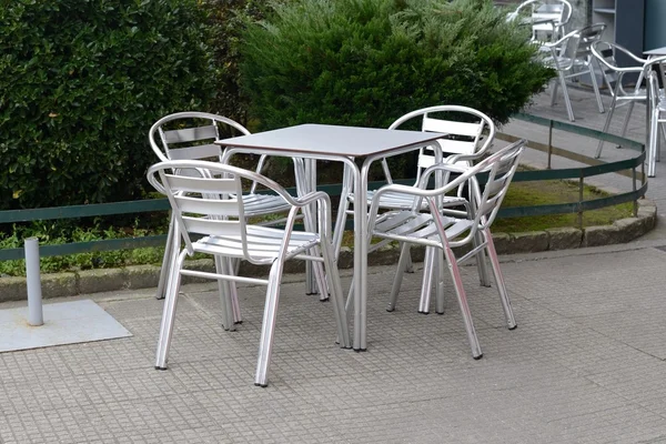 Пустые столы уличного кафе — стоковое фото
