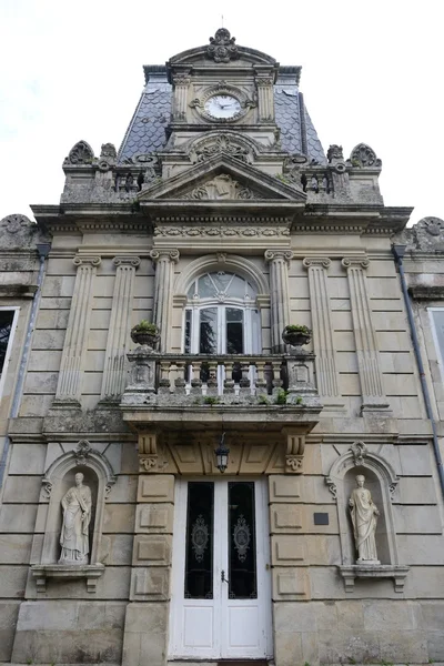 Velho castelo abandonado — Fotografia de Stock