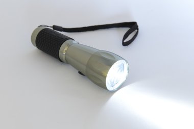 Beyaz arka plan üzerinde izole dahil el feneri