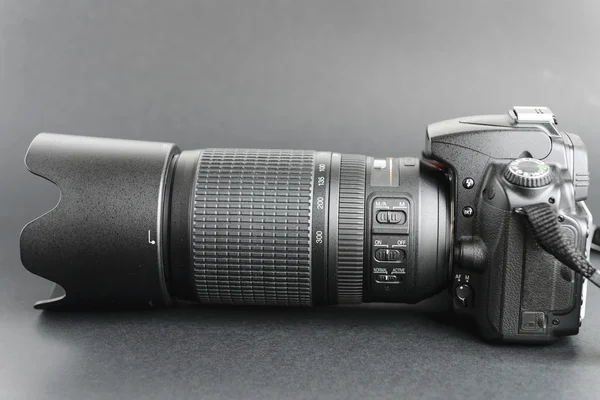 Digitale Slr-Kamera mit Objektiv auf schwarzem Hintergrund — Stockfoto