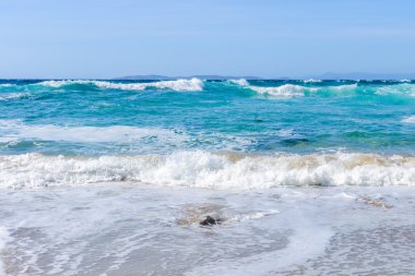 okyanusun üzerinde sörf