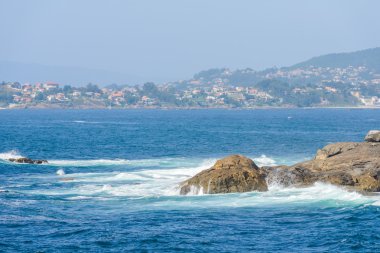 okyanusun üzerinde sörf