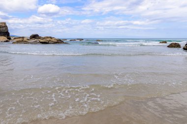 okyanusun üzerinde sörf