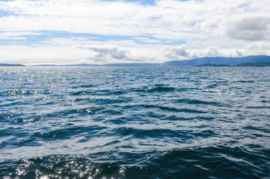 okyanusun üzerinde sörf