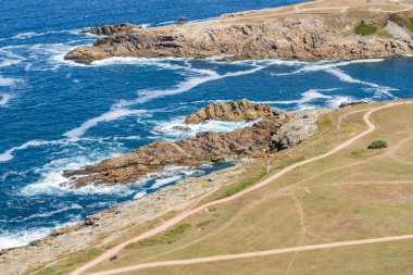 okyanusun üzerinde sörf