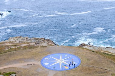 okyanusun üzerinde sörf