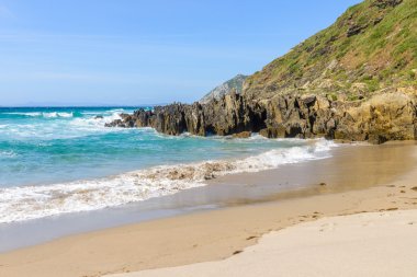 okyanusun üzerinde sörf