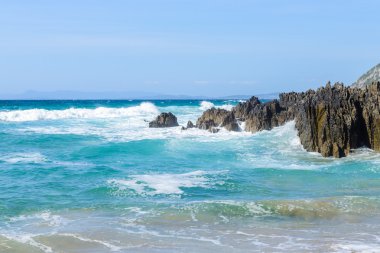 okyanusun üzerinde sörf