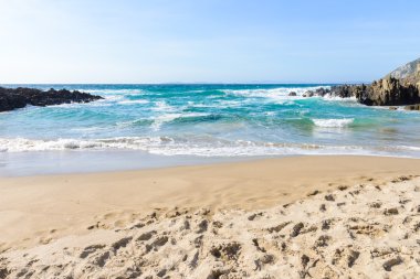 okyanusun üzerinde sörf