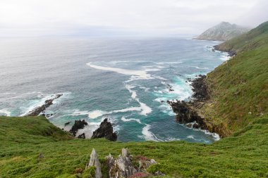 okyanusun üzerinde sörf