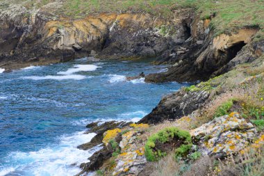 okyanusun üzerinde sörf