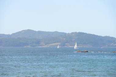 okyanusun üzerinde sörf