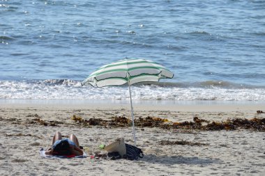 okyanusun üzerinde sörf