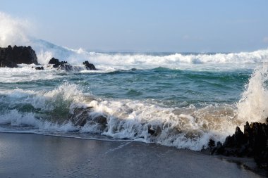 okyanusun üzerinde sörf