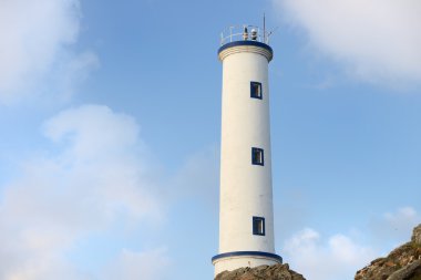 okyanus kıyısında deniz feneri görünümü