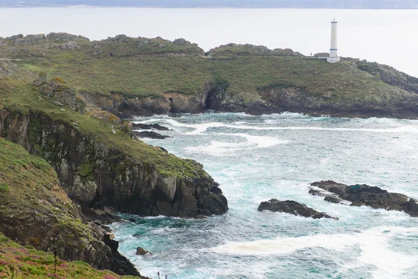 Вид на маяк на берегу океана — стоковое фото