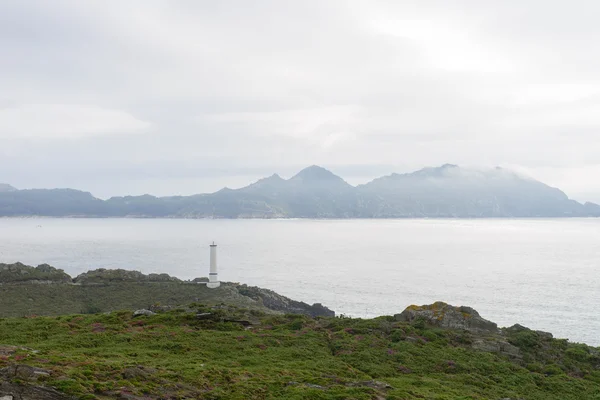 Vue sur le phare au bord de l'océan — Photo