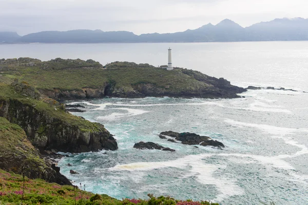 Вид на маяк на берег океану — стокове фото