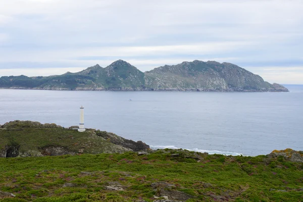 Vista del faro sulla riva dell'oceano — Foto Stock