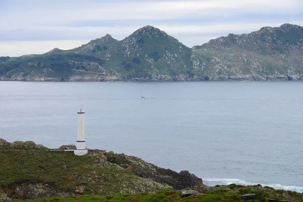 Vista del faro sulla riva dell'oceano — Foto Stock