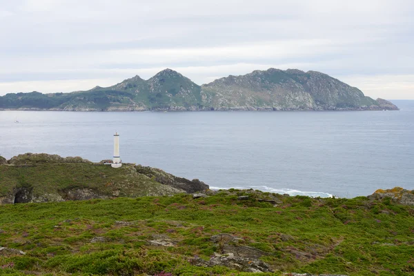 Вид на маяк на берег океану — стокове фото