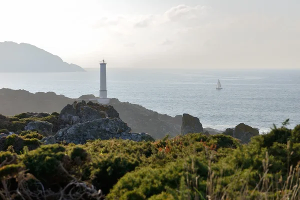 Vista del faro en la orilla del océano — Foto de Stock