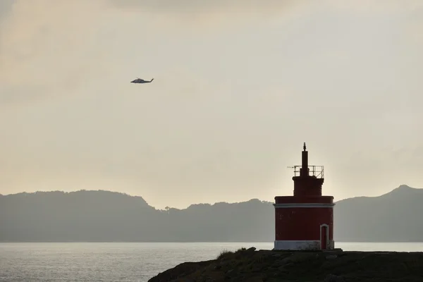 Вид на маяк на берегу океана — стоковое фото