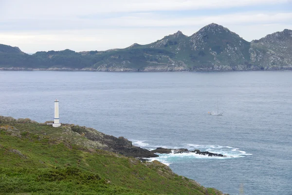 Vista del faro sulla riva dell'oceano — Foto Stock