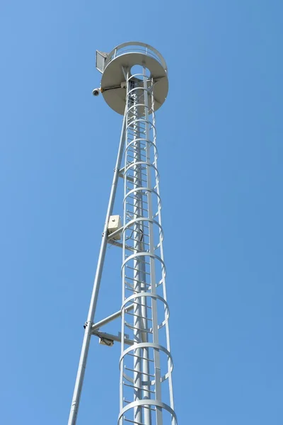 Torre de água contra um céu azul — Fotografia de Stock