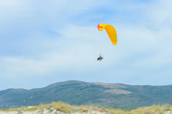 Trike bir paraşüt ile — Stok fotoğraf