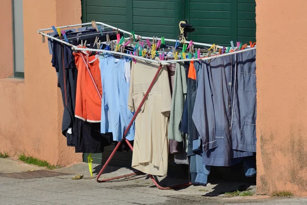 Wäschetrocknen neben der Eingangstür auf der Straße — Stockfoto