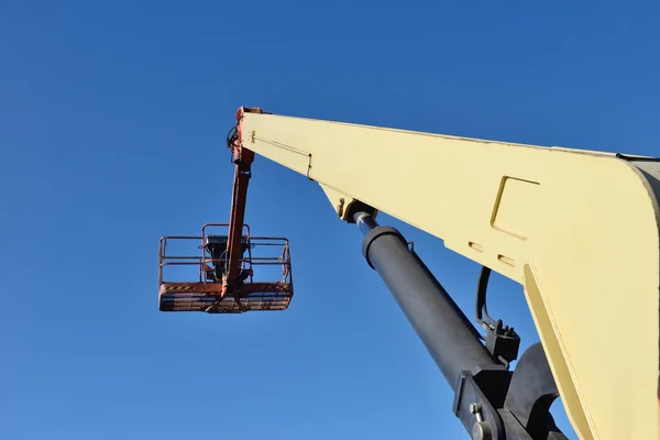 Воздушная платформа на фоне голубого неба — стоковое фото