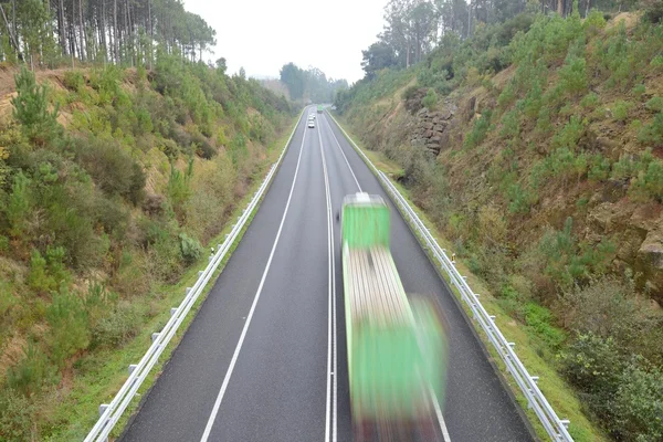 Homályos képe teherautó mozgásban az autópályán — Stock Fotó