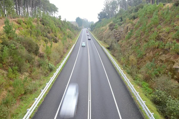 Imagem turva de um carro em movimento na estrada — Fotografia de Stock