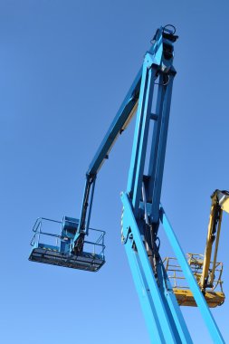 Mavi gökyüzü karşı hava platformu