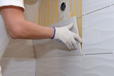 inşaatta çalışıyorum döşeme karo duvara