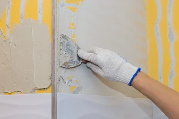 Trabajos de construcción colocación de baldosas en la pared — Foto de Stock