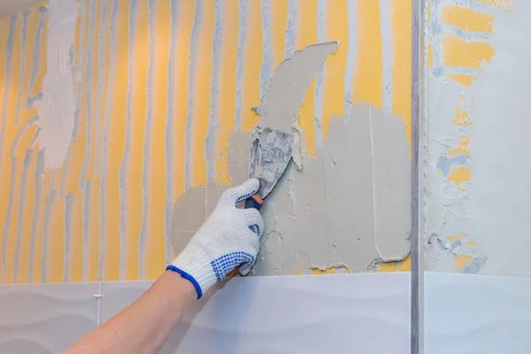 Trabajos de construcción colocación de baldosas en la pared — Foto de Stock