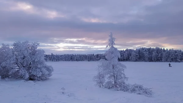 Rusia Karelia Kostomuksha Hermoso Cielo Colgado Sobre Lago Cubierto Nieve — Foto de Stock