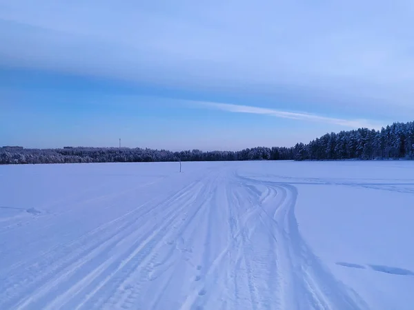 Rússia Carélia Kostomuksha Céu Azul Brilhante Sobre Lago Coberto Neve — Fotografia de Stock