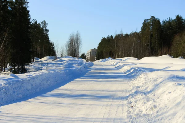 Kardan temizlenmiş yol eve gidiyor..