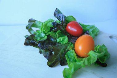 Marul, portakal domates ve kırmızı biber..